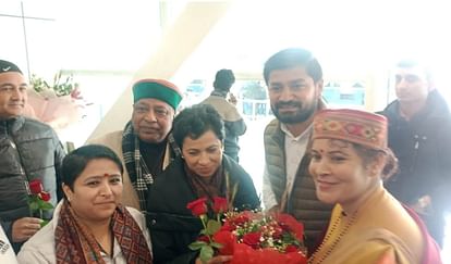 Uttarakhand Congress state in-charge Kumari Shailja reached party office read all updates in hindi