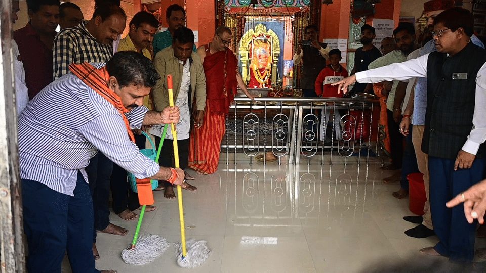 Deputy CM cleaned Khedapati Hanuman complex of Kawardha