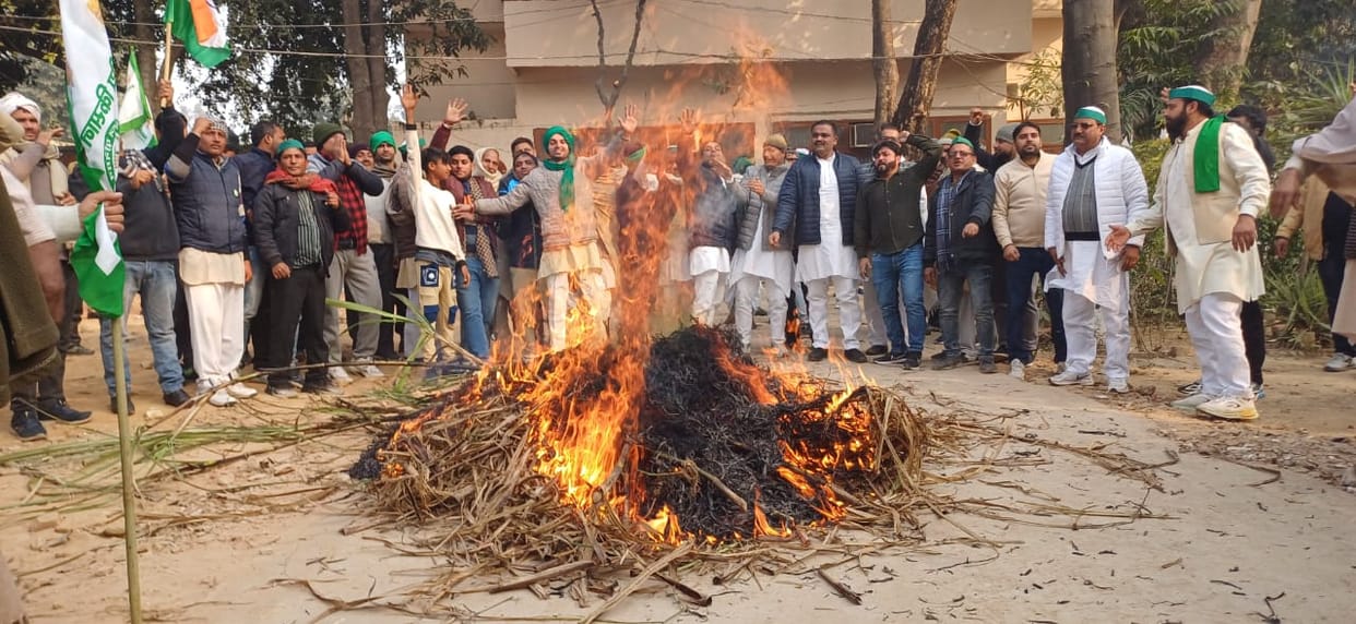 Muzaffarnagar: Farmers took out sugarcane-tricolor march, burnt sugarcane Holi, raised these demands