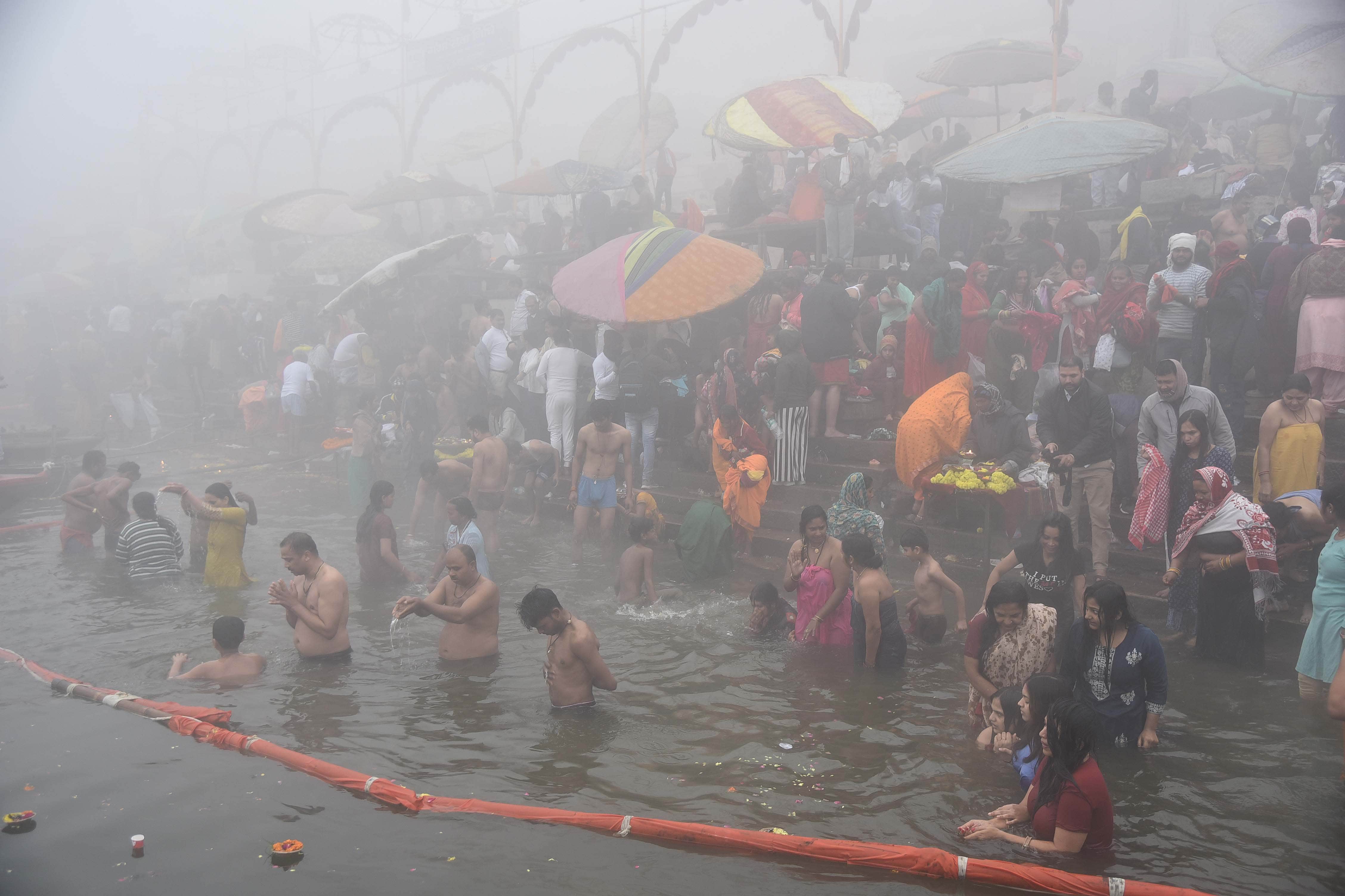 Devotees took dip in Ganga ghats of Kashi on Makar Sankranti 2024