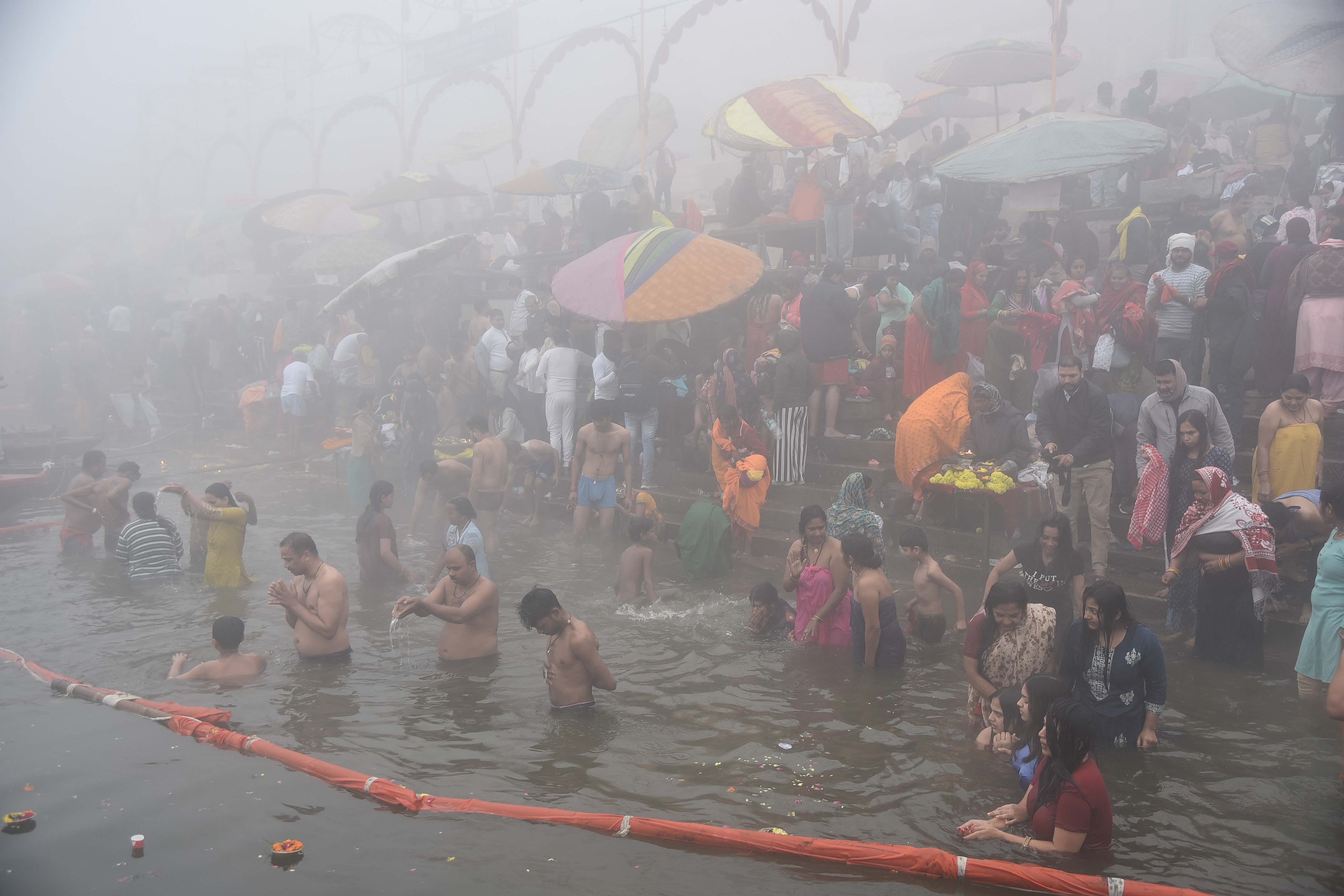 Devotees took dip in Ganga ghats of Kashi on Makar Sankranti 2024