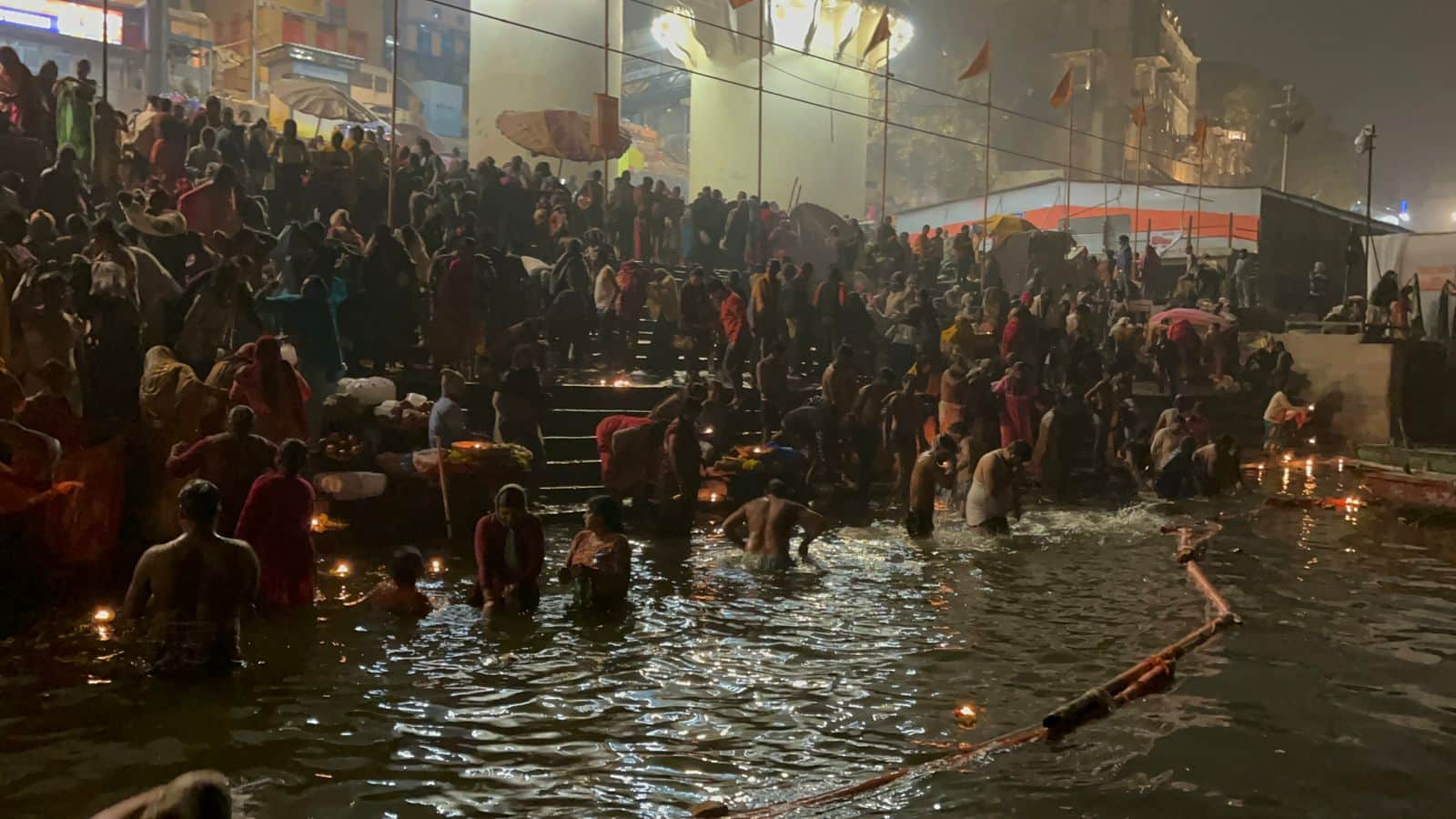 Devotees took dip in Ganga ghats of Kashi on Makar Sankranti 2024