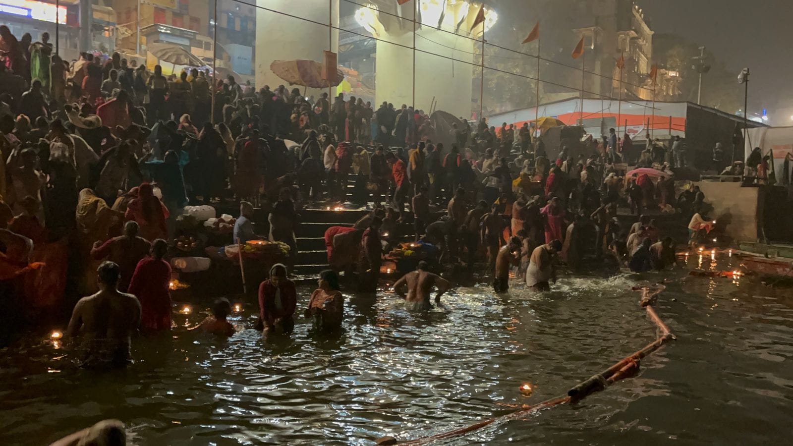 Devotees took dip in Ganga ghats of Kashi on Makar Sankranti 2024