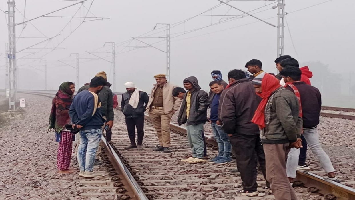 Kaushambi: Schoolgirl who had gone with her sister to defecate was hit by a train, student died, sister narro