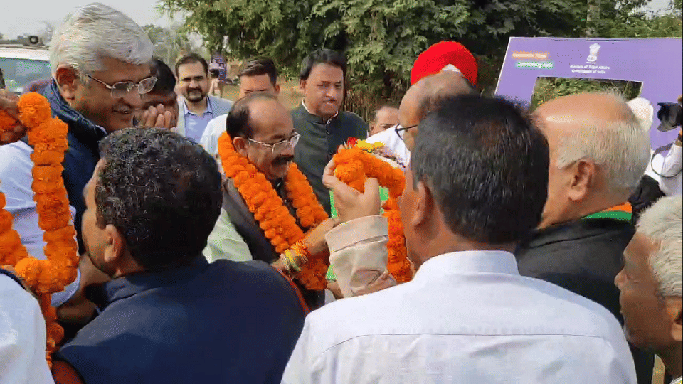 Union Minister Gajendra Singh Shekhawat visits Chhattisgarh meets people of special backward tribes in Mahasam