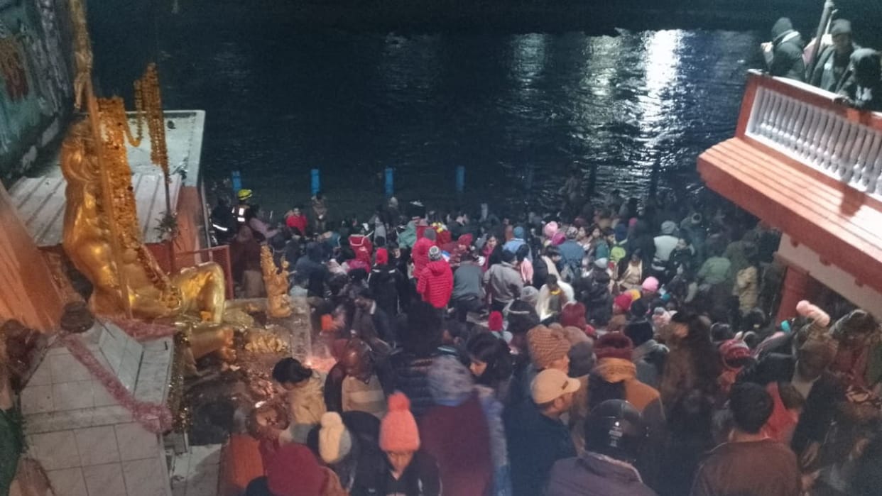 Makar Sankranti Snan 2024 Dev Doli and devotees took bath Bhagirath Uttarkashi Haridwar Har Ki Pauri