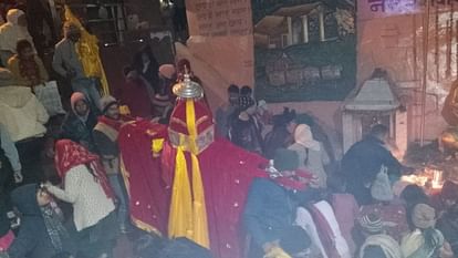 Makar Sankranti Snan 2024 Dev Doli and devotees took bath Bhagirath Uttarkashi Haridwar Har Ki Pauri