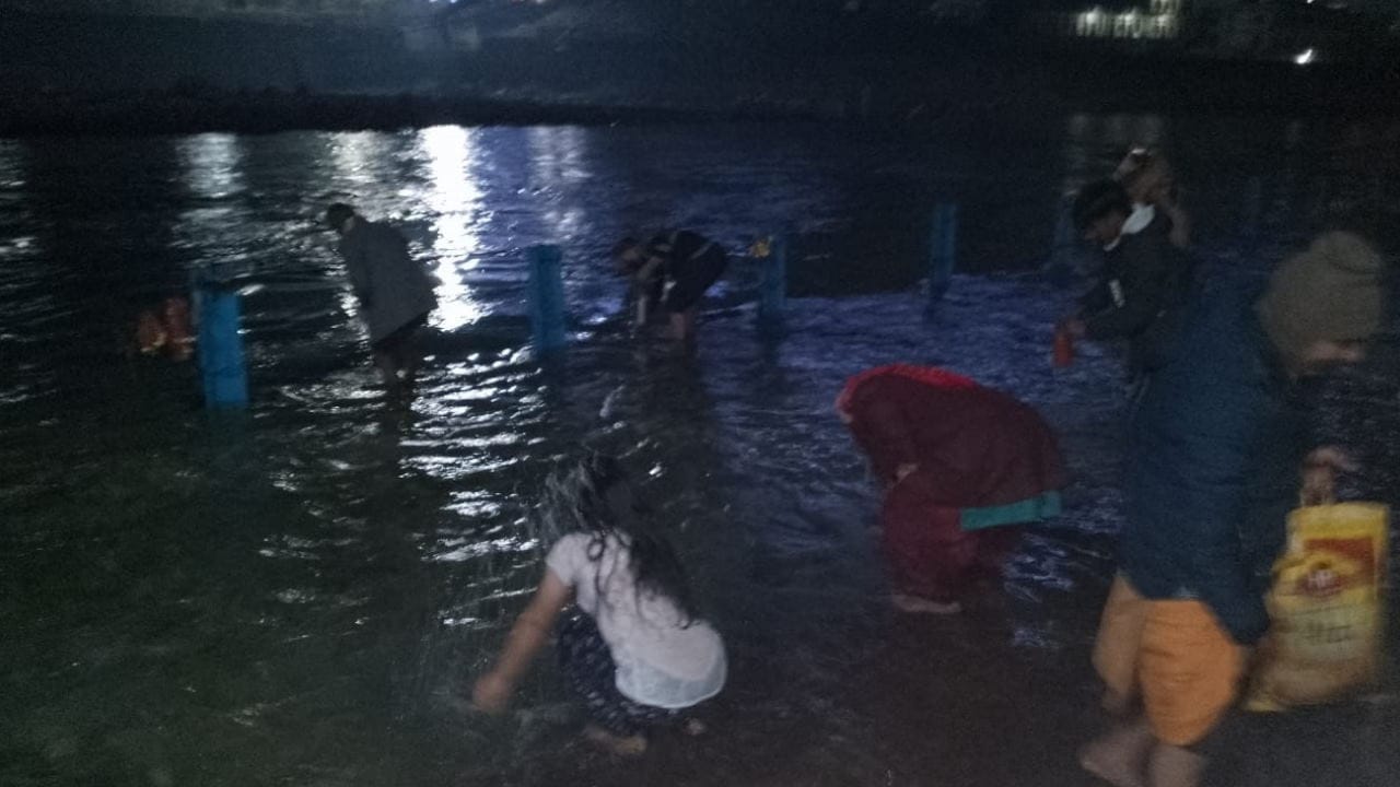 Makar Sankranti Snan 2024 Dev Doli and devotees took bath Bhagirath Uttarkashi Haridwar Har Ki Pauri