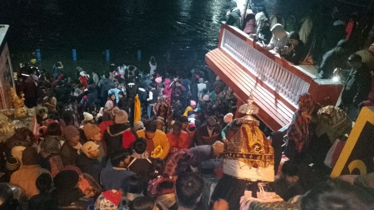 Makar Sankranti Snan 2024 Dev Doli and devotees took bath Bhagirath Uttarkashi Haridwar Har Ki Pauri