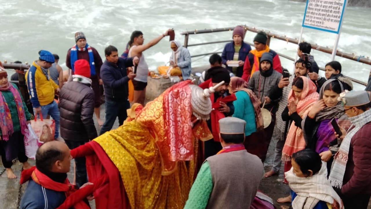 Makar Sankranti Dev Doli took bath Devprayag Alaknanda Bhagirathi Sangam Uttarkashi Uttarakhand Watch Photos