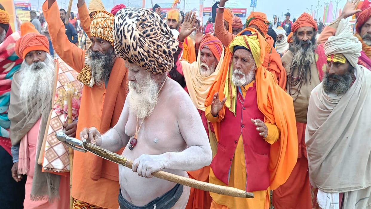 Makar Sankranti Flood of faith gathered on the banks of Sangam, lakhs of devotees took a holy dip