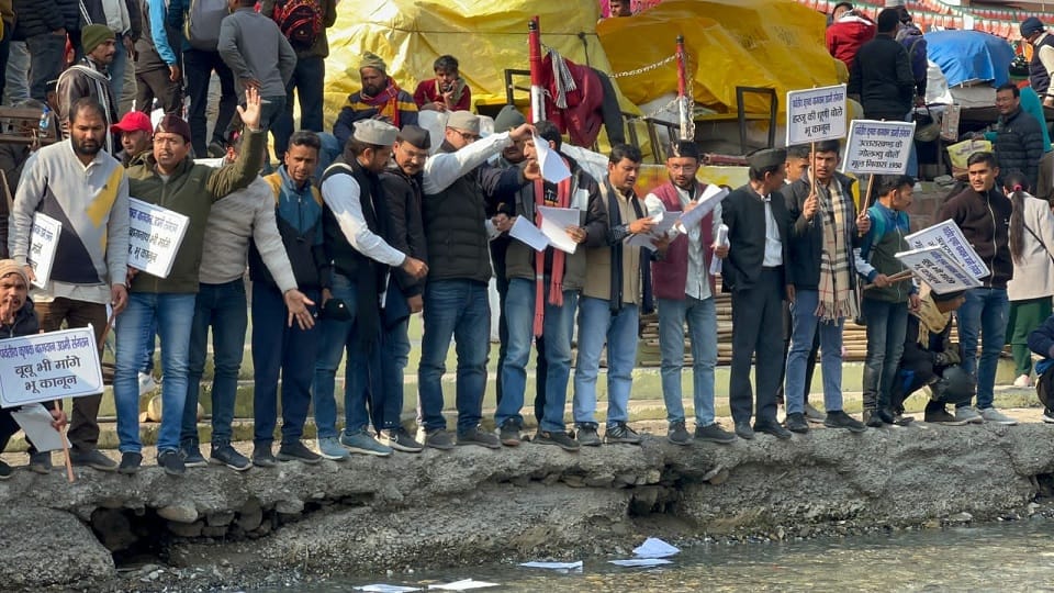 Protest against notification of land law by burning pyre in bageshwar