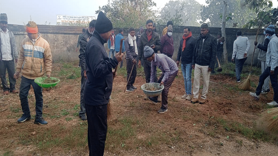 Cabinet Minister Ramvichar Netam joined cleanliness campaign donated labor in Durga temple in Balrampur