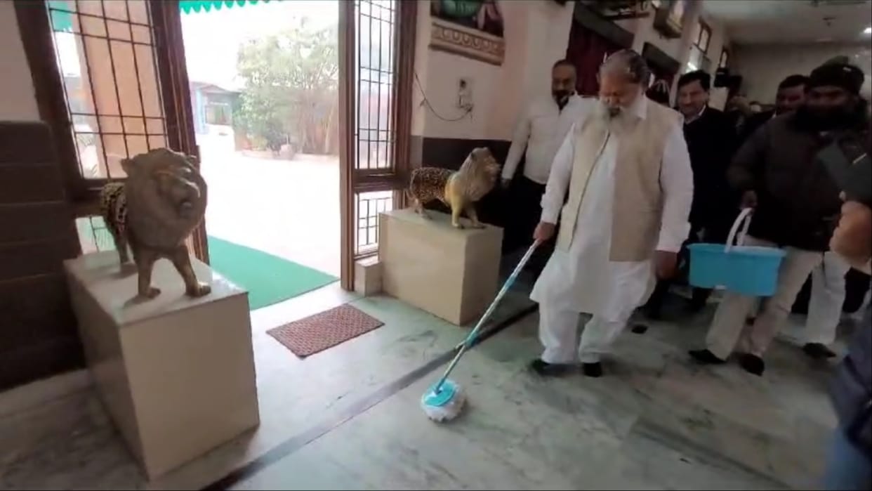 Haryana: Minister Vij cleaned the temple premises
