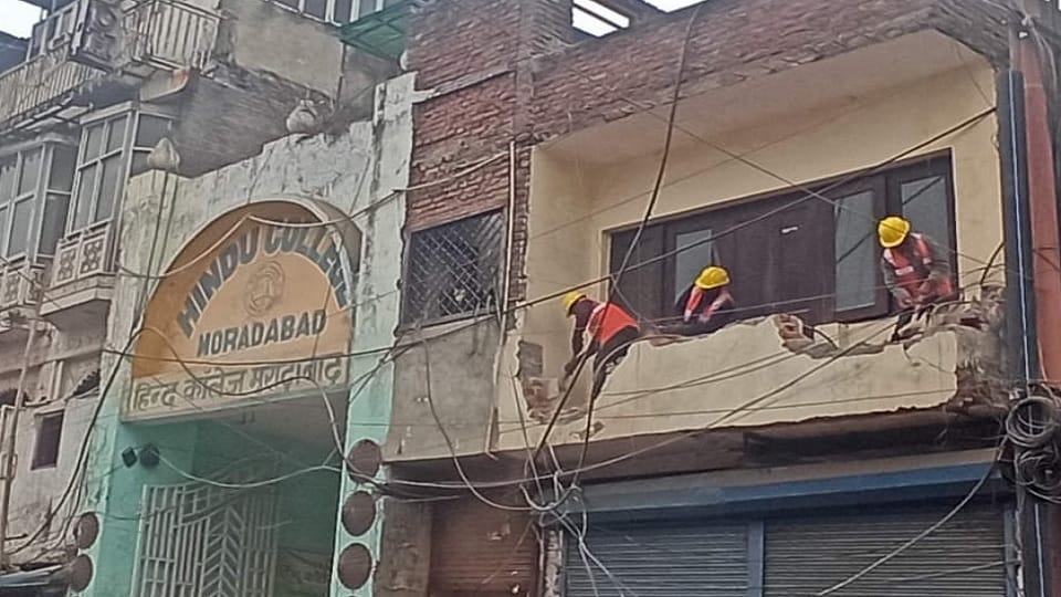 Moradabad: Bulldozer roared on the shops of Hindu College of Mercury Bazaar, shopkeepers started running here