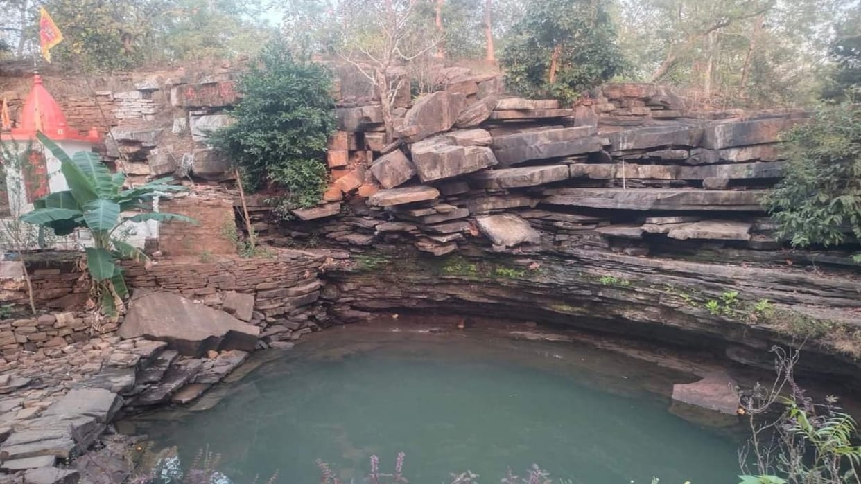 Damoh News This pond is famous by the name Tapka water drips from the stones