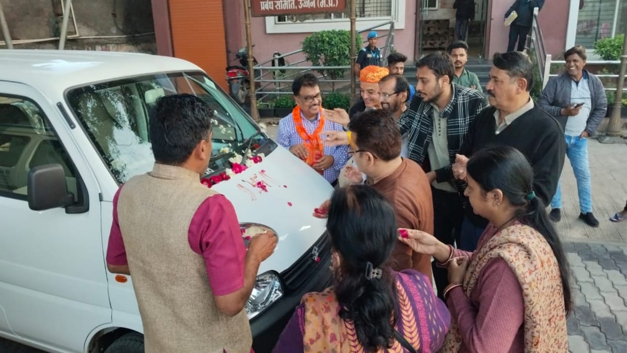 Ujjain News A unique devotee of Baba Mahakal donated a van