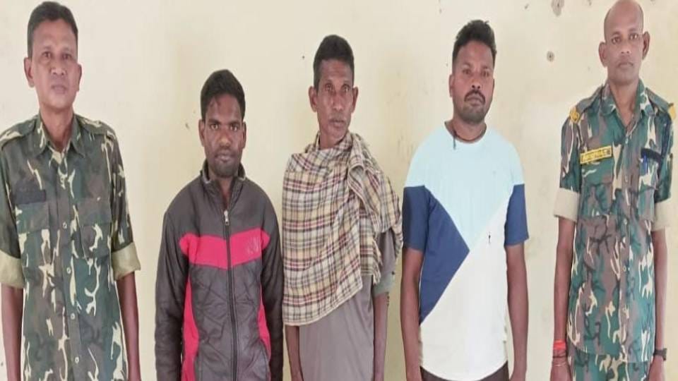 पुलिस की गिरफ्त में नक्सली