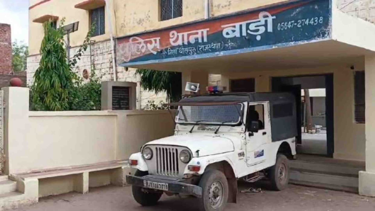 Firing took place between two parties in broad daylight in Dholpur Bari market.