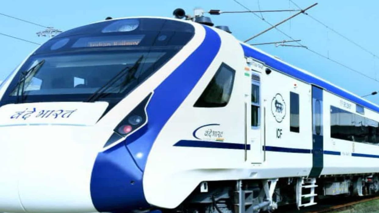 RPF arrested youth for throwing stones at Vande Bharat Express train