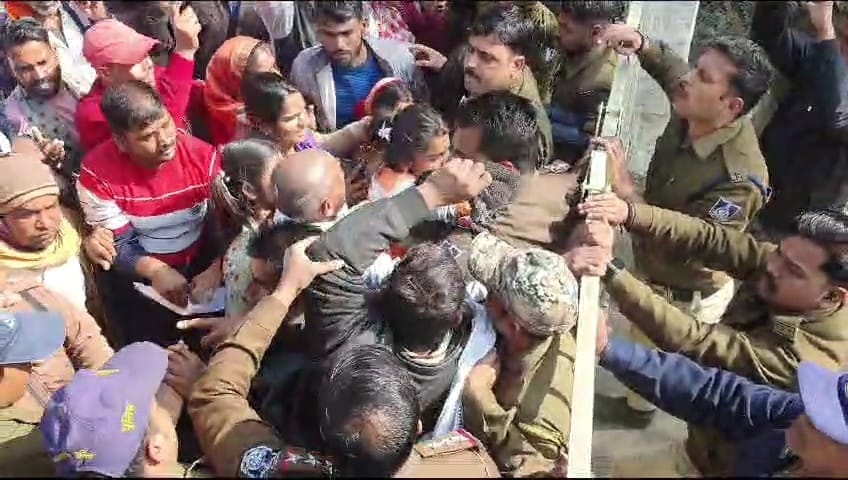Damoh: Family members angry over the death of electricity worker, clash with police at the collectorate gate