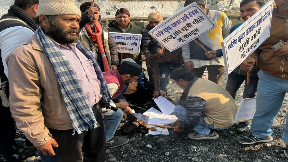Protest against notification of land law by burning pyre in bageshwar