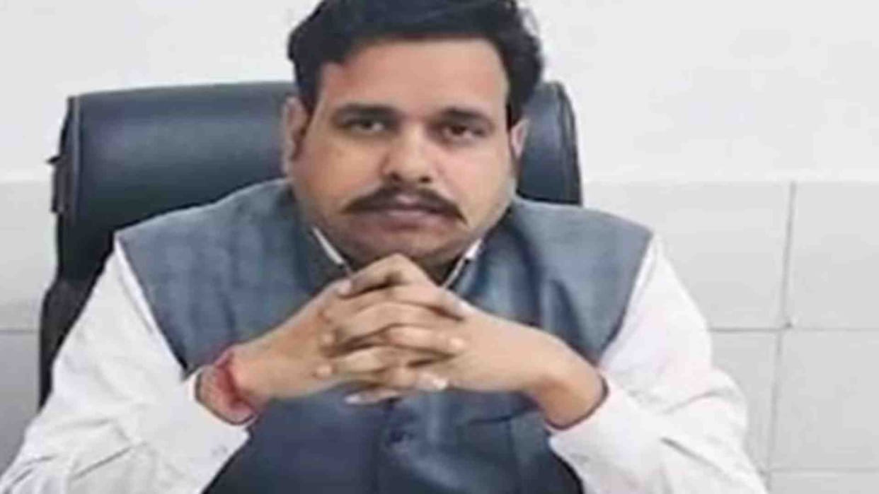 Uproar over photo of Tehsildar with weapon on social media in Hanumangarh