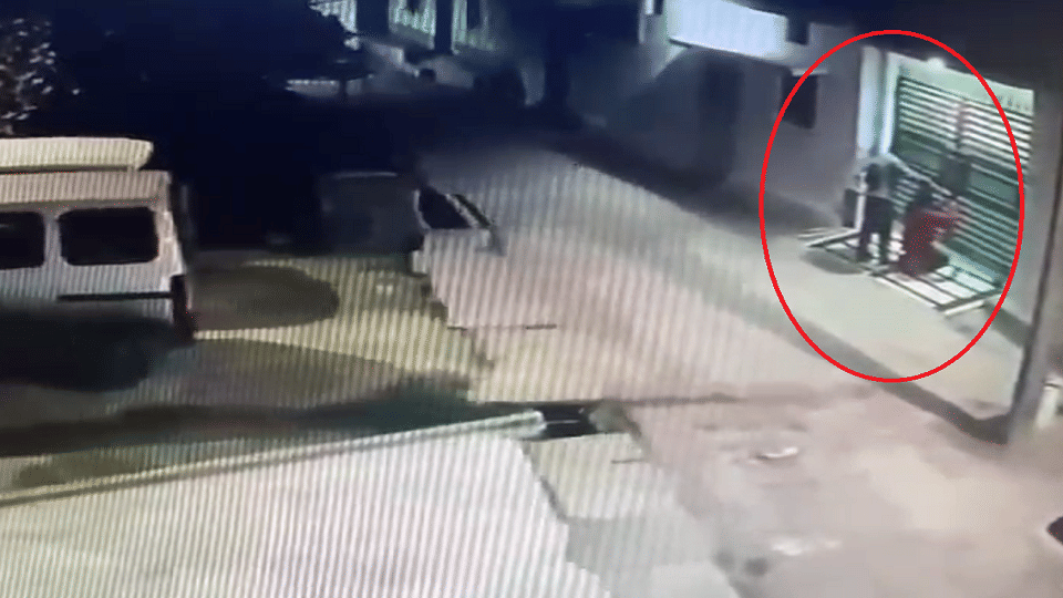 Thieves targeted an abandoned house goods worth lakhs including cash and jewelery were stolen in Korba