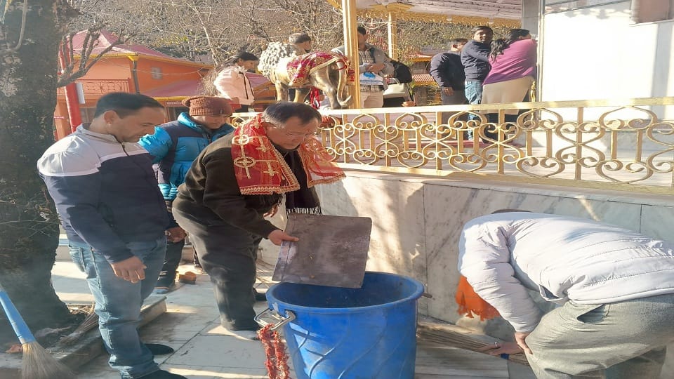 Minister of State Rajkumar Ranjan reached Naina Devi Temple nainital