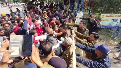 Damoh: Family members angry over the death of electricity worker, clash with police at the collectorate gate