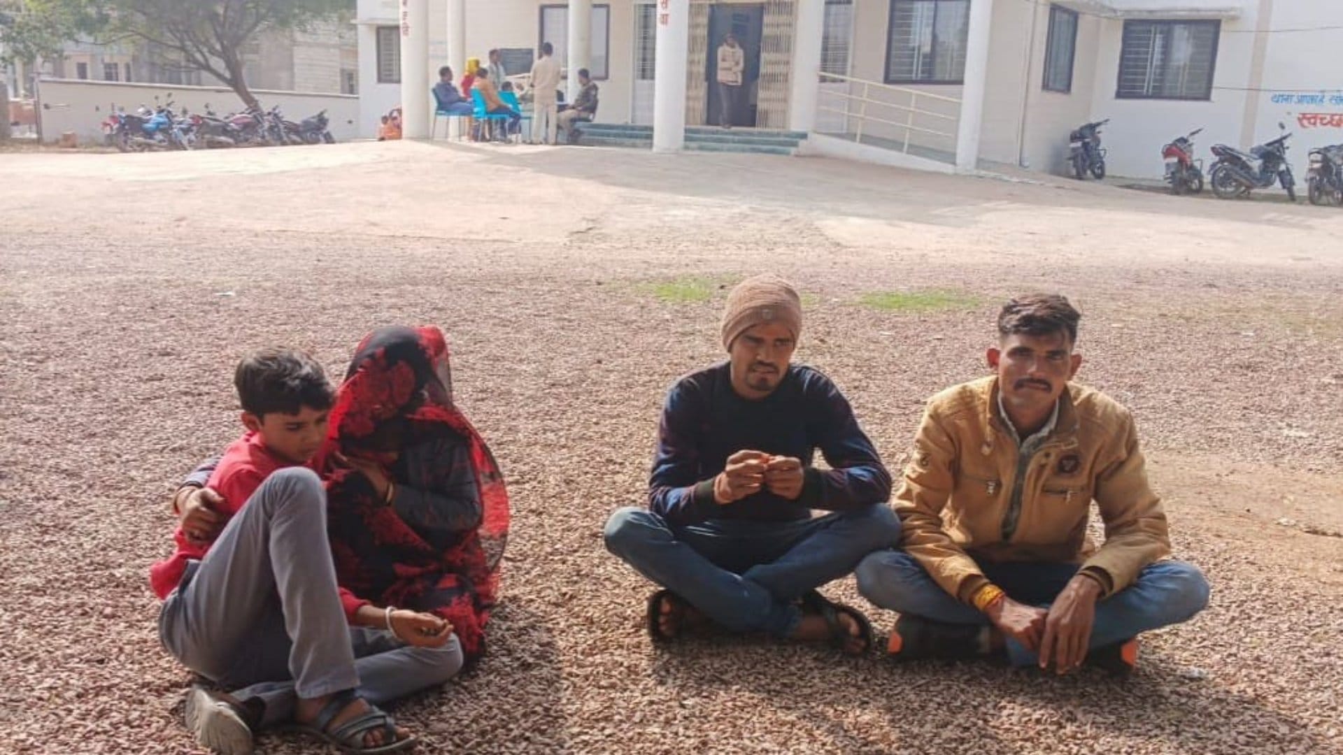 परिजनों के साथ बालक आंशिक यादव