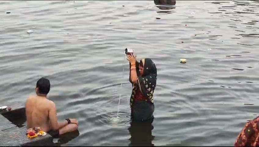 Makar Sankranti Bath Hundreds of Devotees Took Bath In Kshipra River Ujjain