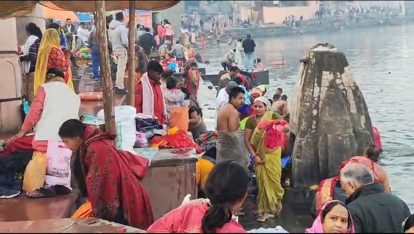 Makar Sankranti Bath Hundreds of Devotees Took Bath In Kshipra River Ujjain