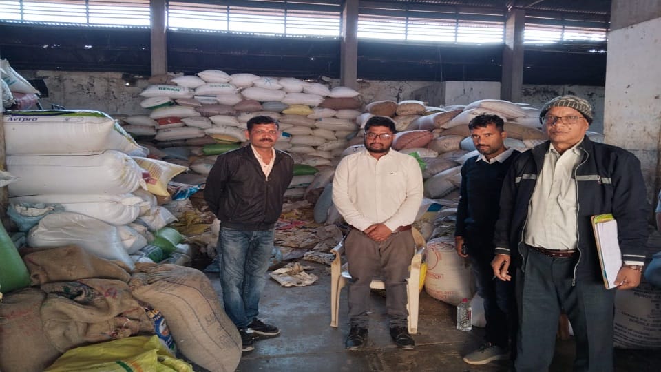 Administration raided warehouses of three traders 120 quintals of paddy seized in Gaurela Pendra Marwahi