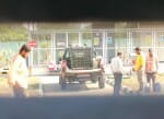तेंदुए की खोजबीन करते कर्मचारी।
