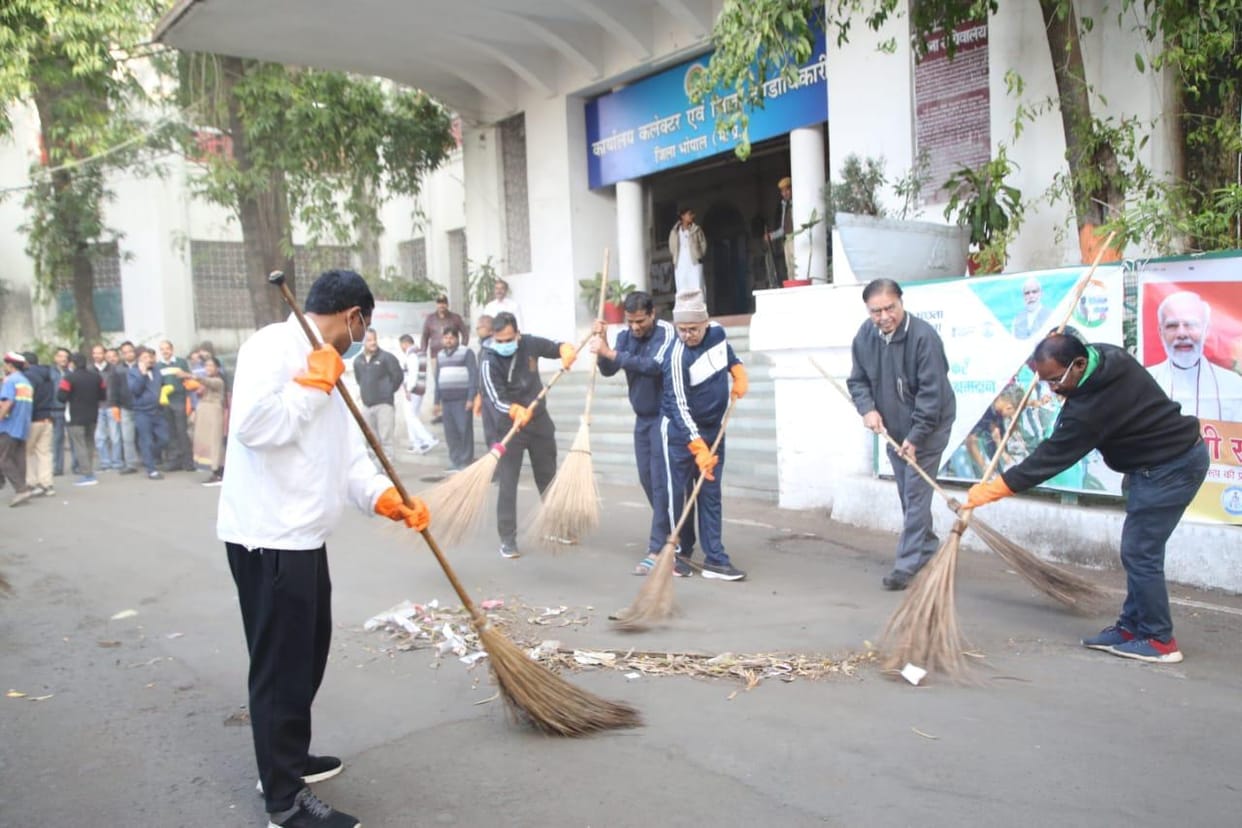 MP News: Bhopal Collector Kaushalendra Vikram Singh cleaned the Collectorate premises, gave instructions to ke