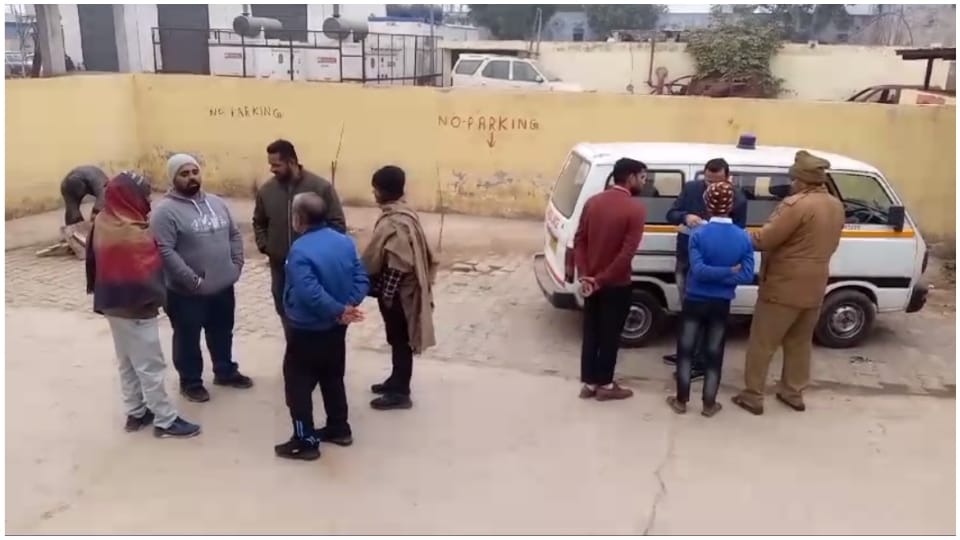 परिजनों से पूछताछ करती पुलिस।