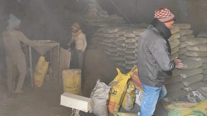 Amroha: एक्सपायर और खराब सीमेंट को दोबारा तैयार करने वाली फैक्टरी पकड़ी, पुलिस ने दो लोगों को किया गिरफ्तार Amroha: Factory remanufacturing expired and bad cement caught, police arrested two people