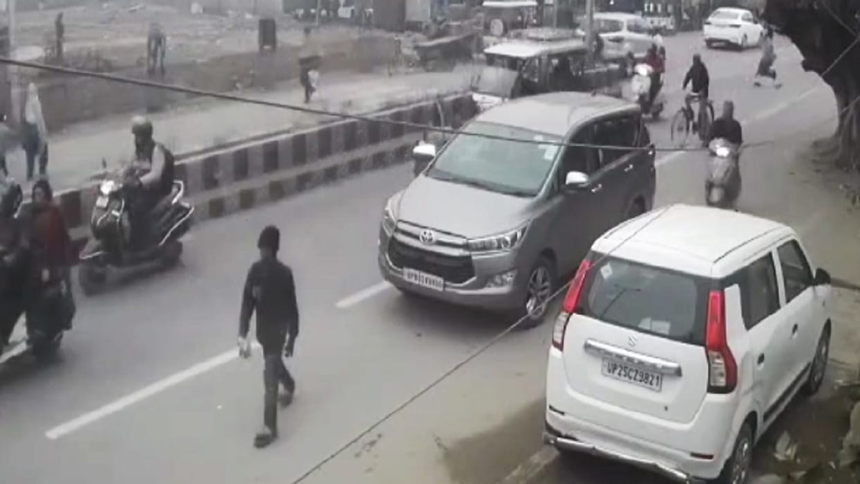 Thieves stole a bag full of money from the car of shoe businessman in Bareilly