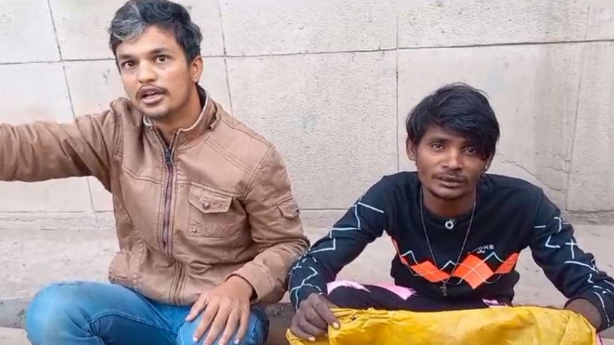 robbers committed robbery from attendant in medical college In Etah