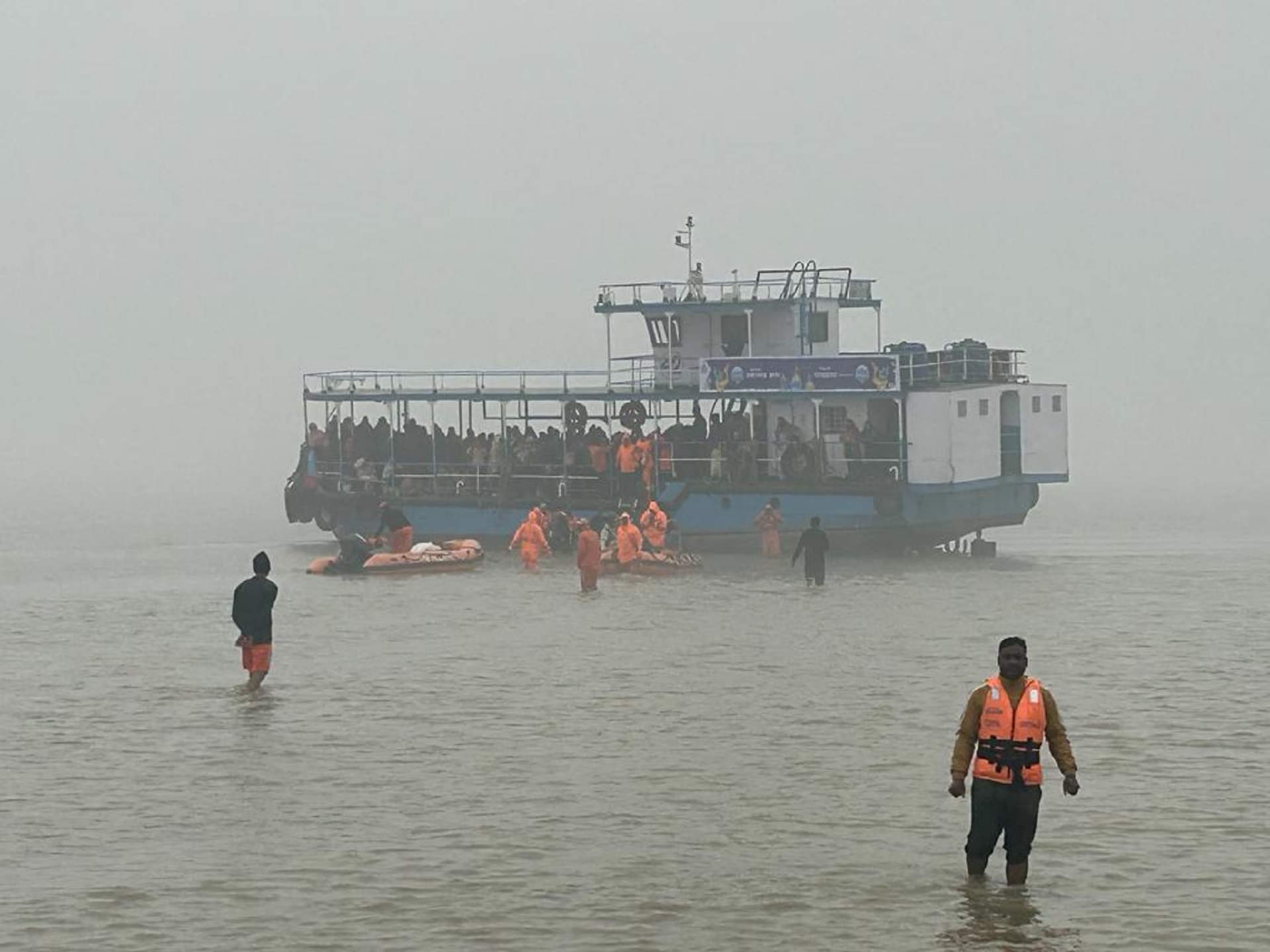 गंगा सागर से लौट रहे 182 तीर्थयात्रियों को बचाते भारतीय तटरक्षक बल