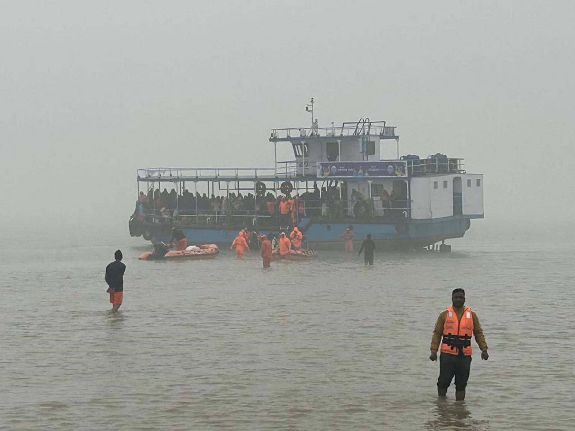 गंगा सागर से लौट रहे 182 तीर्थयात्रियों को बचाते भारतीय तटरक्षक बल