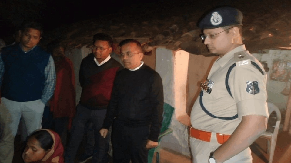 Collector and SP reached Nagadbara village in Kabirdham and inspected the site of arson incident