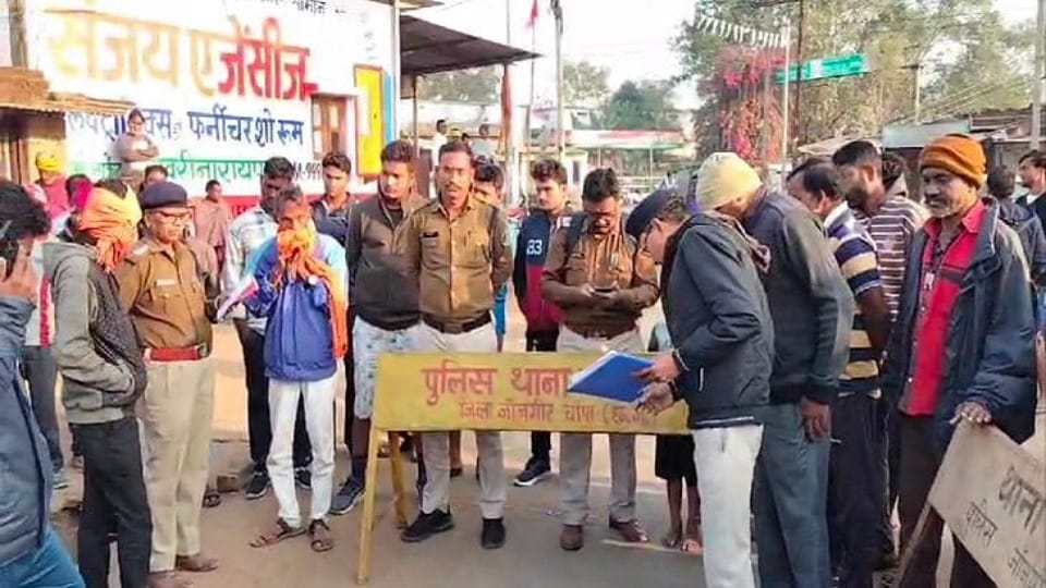 Dead body of a person found on the road soaked in blood in Janjgir Champa