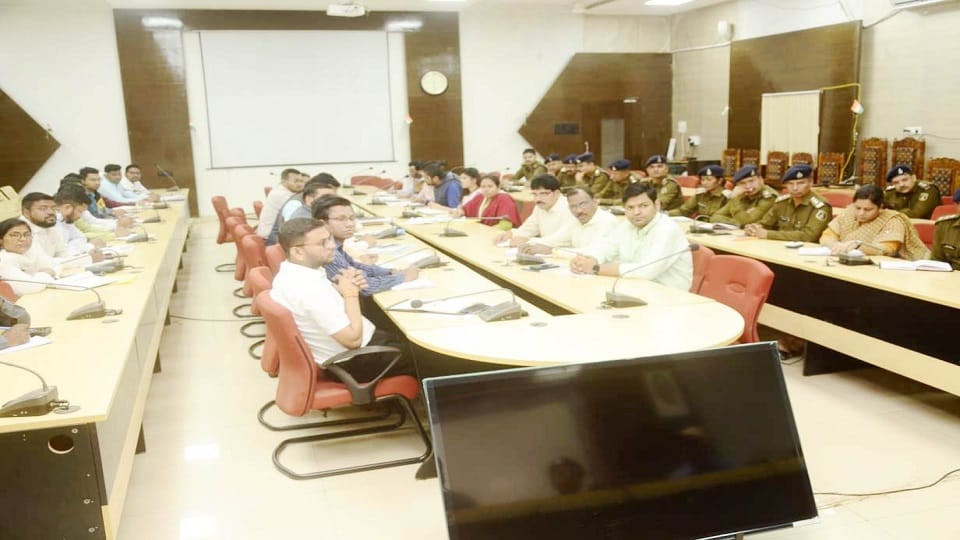 Collector held a meeting with officials regarding security arrangements in Jagdalpur
