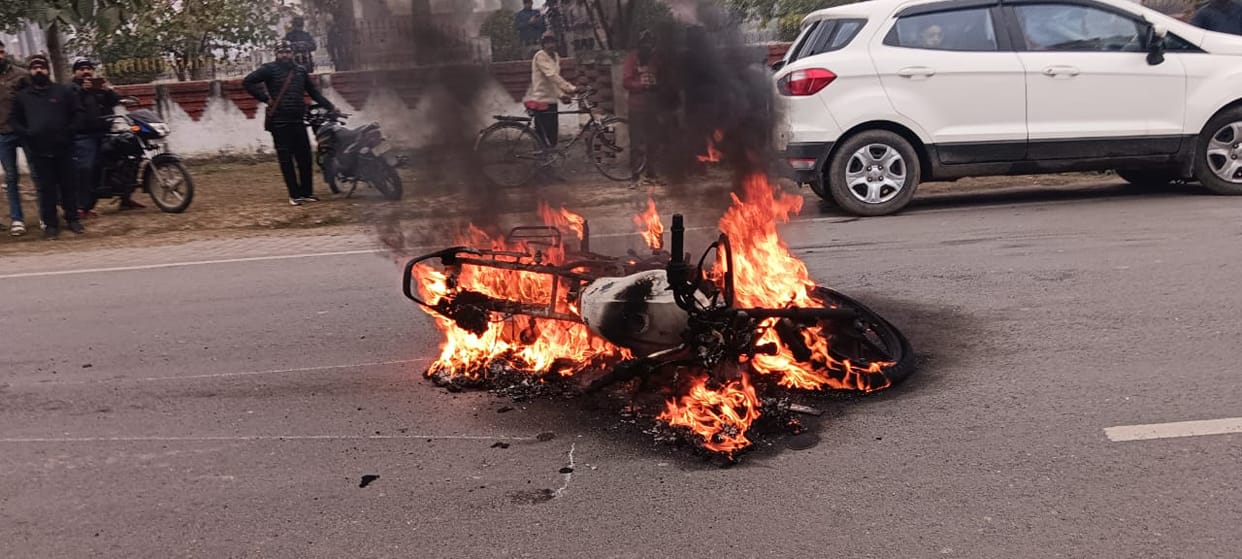 Bike fell due to collision in Farrukhabad, turned into a ball of fire, sanitation worker narrowly escaped