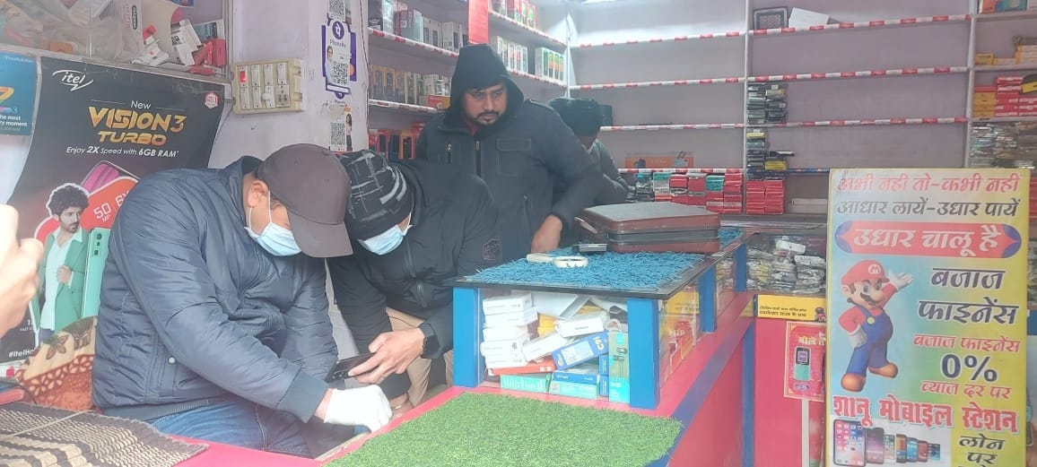 mobile worth ten lakhs stolen in Hardoi, incident happened a few steps away from the police station