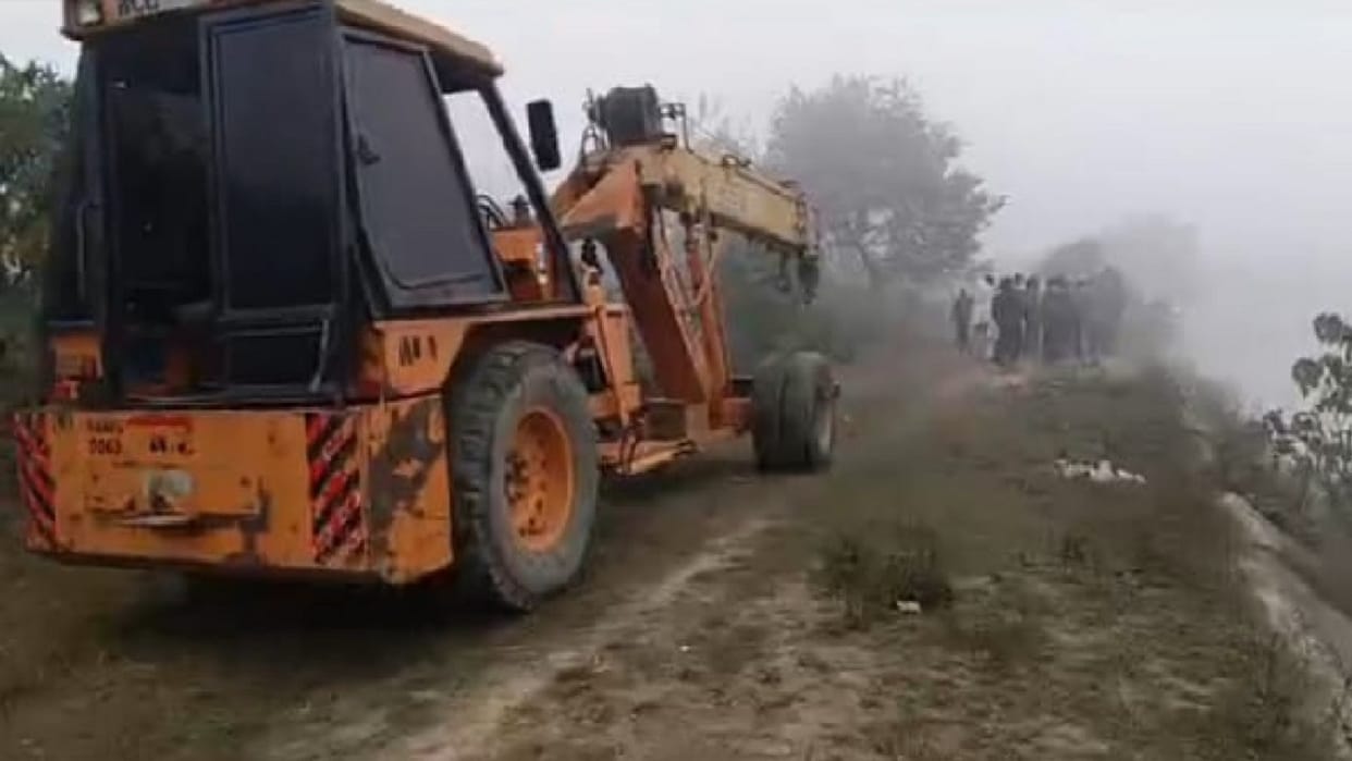 Car fell into canal in zero visibility due to fog In Panipat, two manager brothers broke glass of car