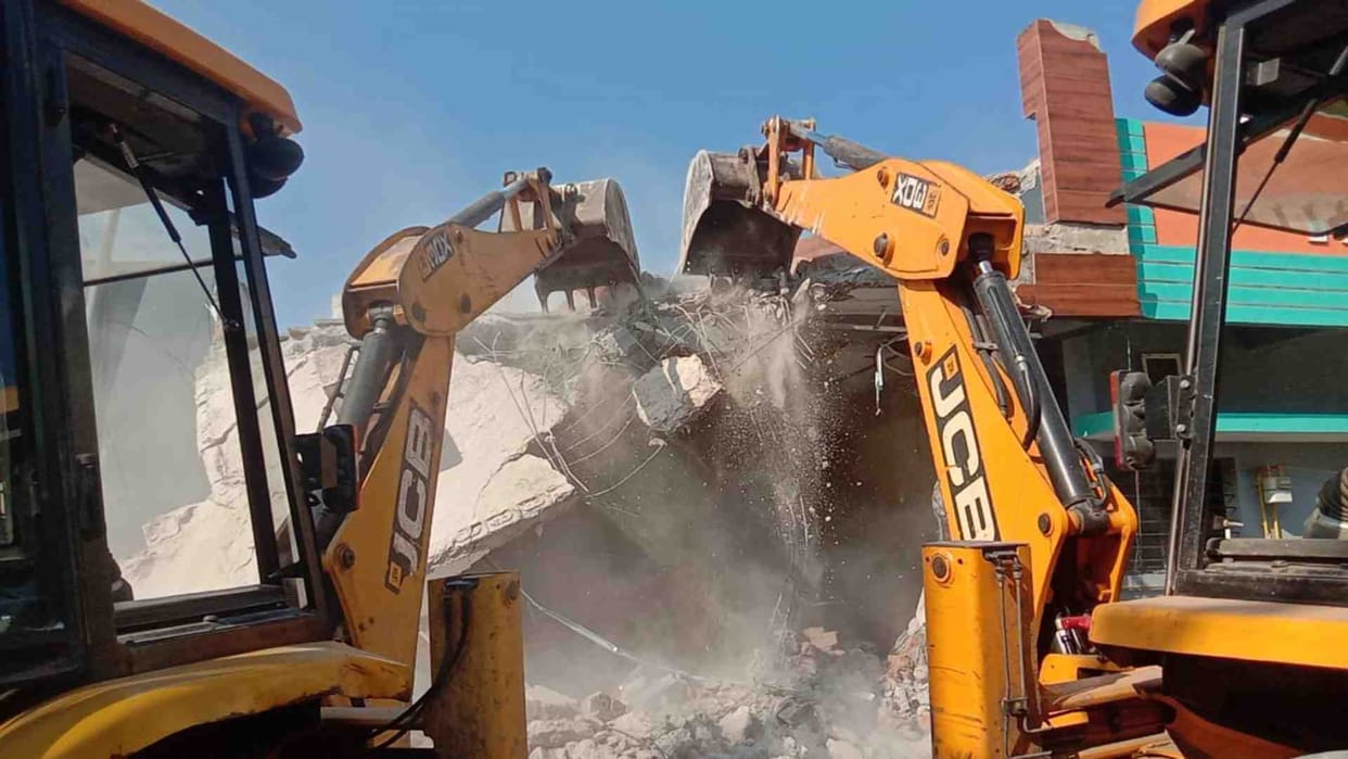 Ujjain News: On the instructions of the Chief Minister, bulldozer ran on the house of four rewarded criminals