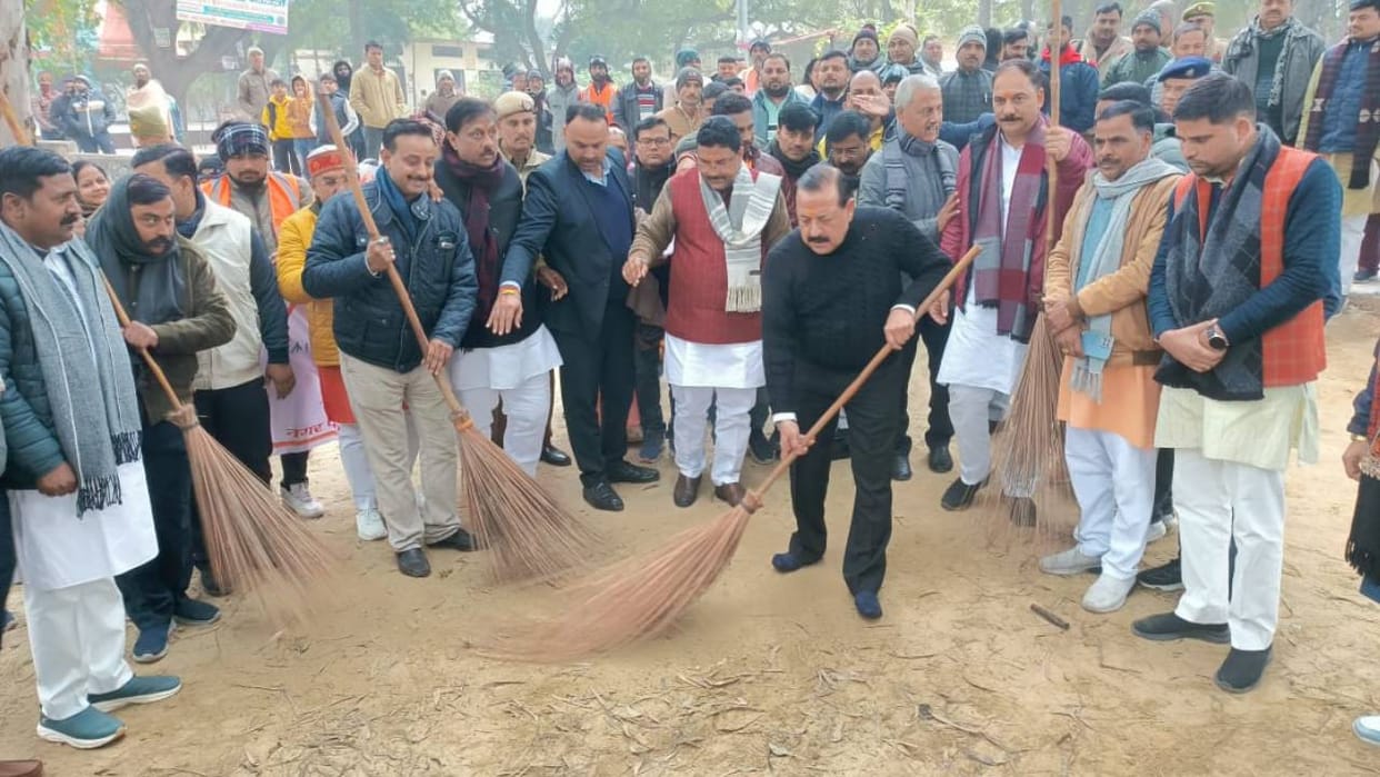 Union Minister Jitendra Singh reached Mainpuri cleaned Chandeshwar temple